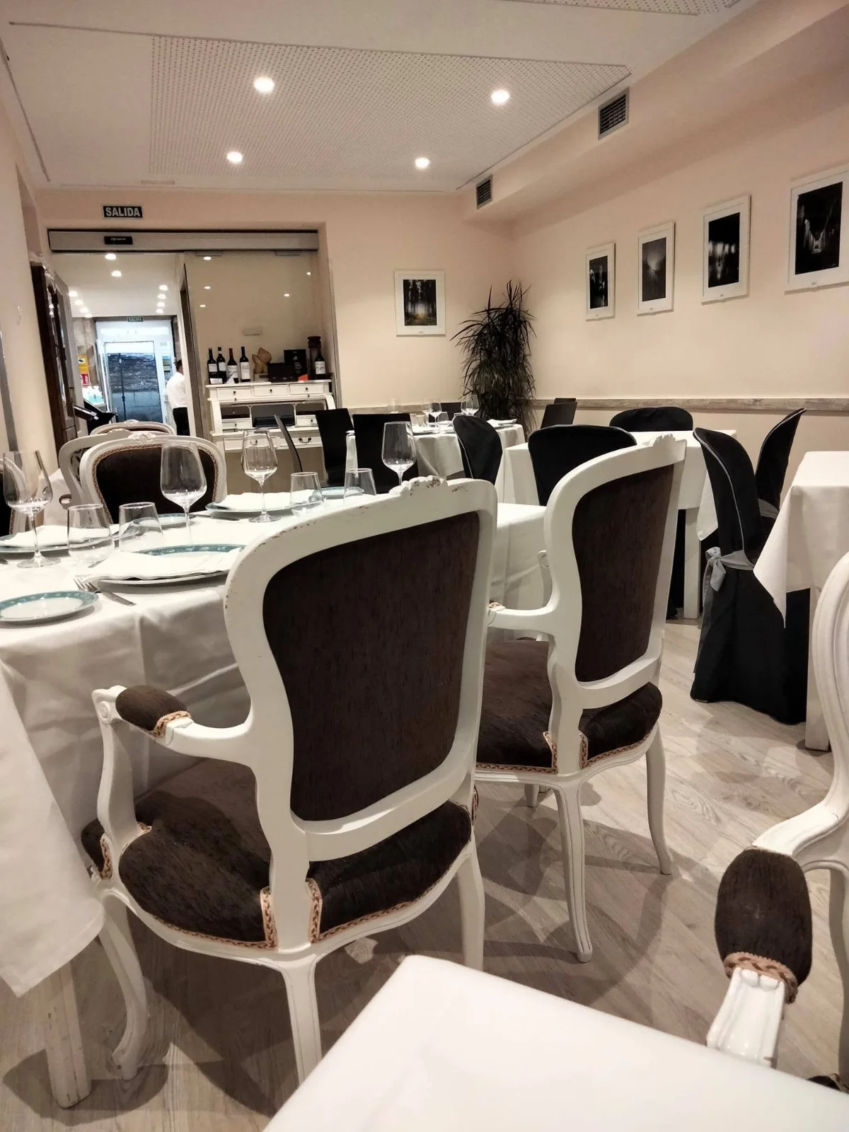 comedor-mesas-preparadas-restaurante-toni-portela-lugo Comedor con mesas preparadas en el Restaurante Toni Portela de Lugo